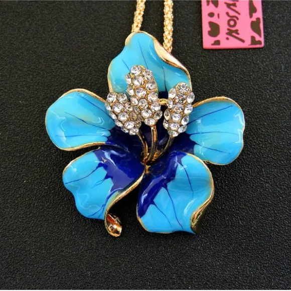 Beautiful Flower necklace/ broach NWT - Picture 1 of 4
